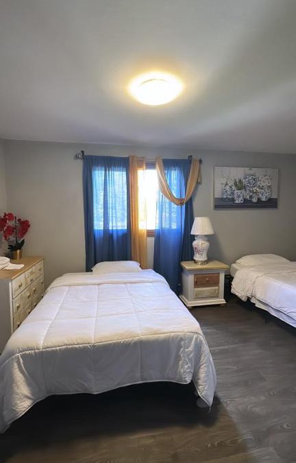 Airport Heights Community Council House | Cozy Private Room With Two Beds