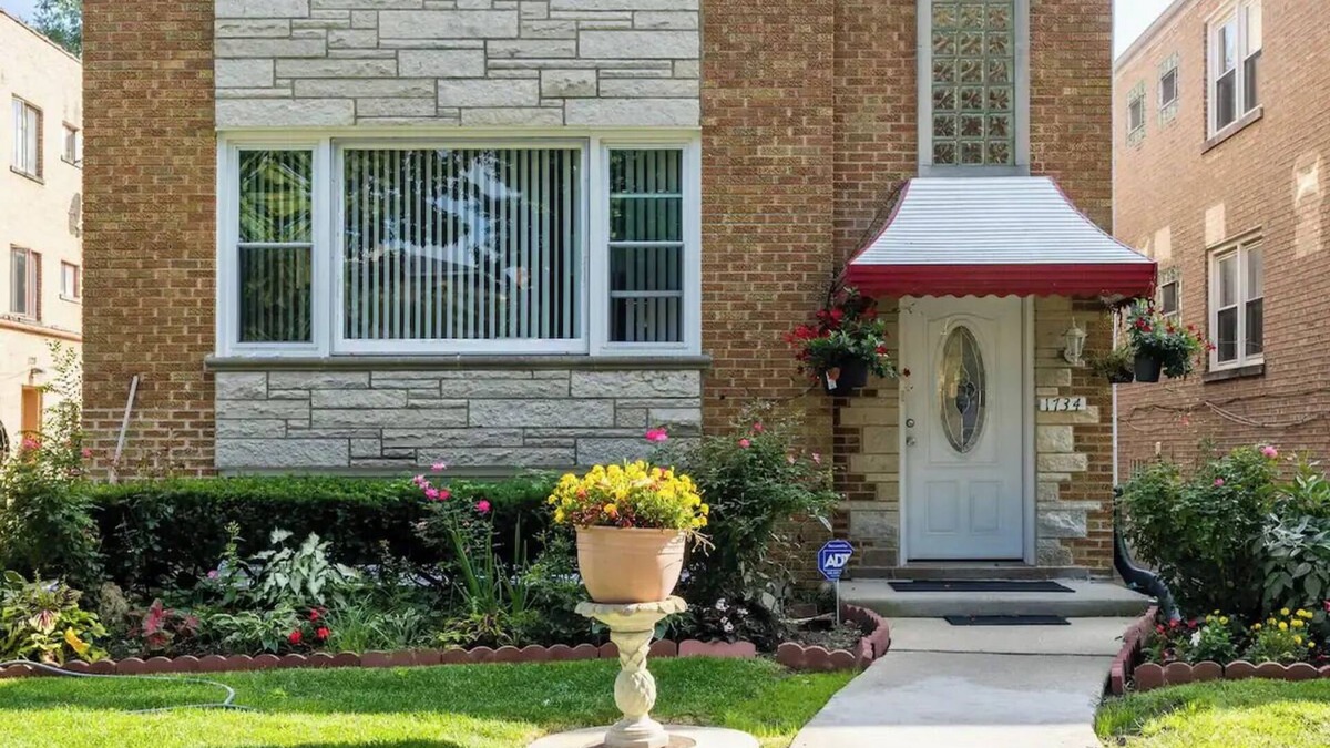 Evanston House | Cozy Private & Spacious 6-bedroom Duplex with Parking in charming Evanston