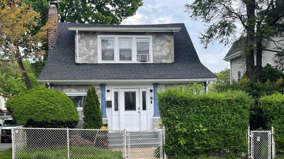 South Side Apartment | COZY PRIVATE STUDIO w/ Free Off-Street Parking & Washer/Dryer