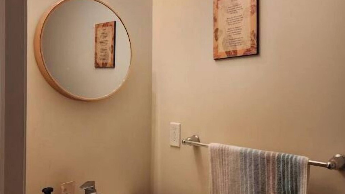 Lawrence Heights Hotel | Cozy Property in Toronto with Free Parking-WIFI, steps away from subway station