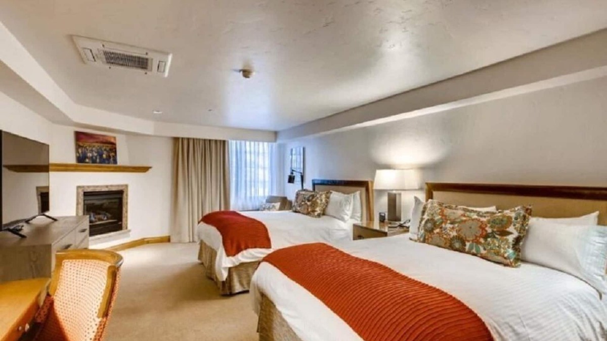 Vail Hotel | Cozy QQ room at Gravity Haus in the heart of Vail Village - walk to ski lifts!