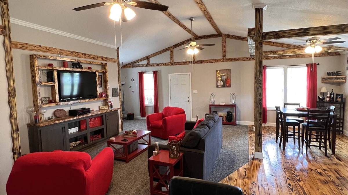 Moultrie Cottage | Cozy, Quaint, Beautiful Cottage- 5 Mins From Downtown