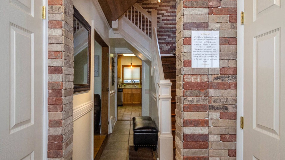Ann Arbor House | Cozy- Quaint Downtown Delight!