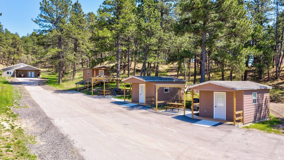 Crook County Cabin | Cozy queen bed cabin with WiFi, fitness room in enchanting Aladdin
