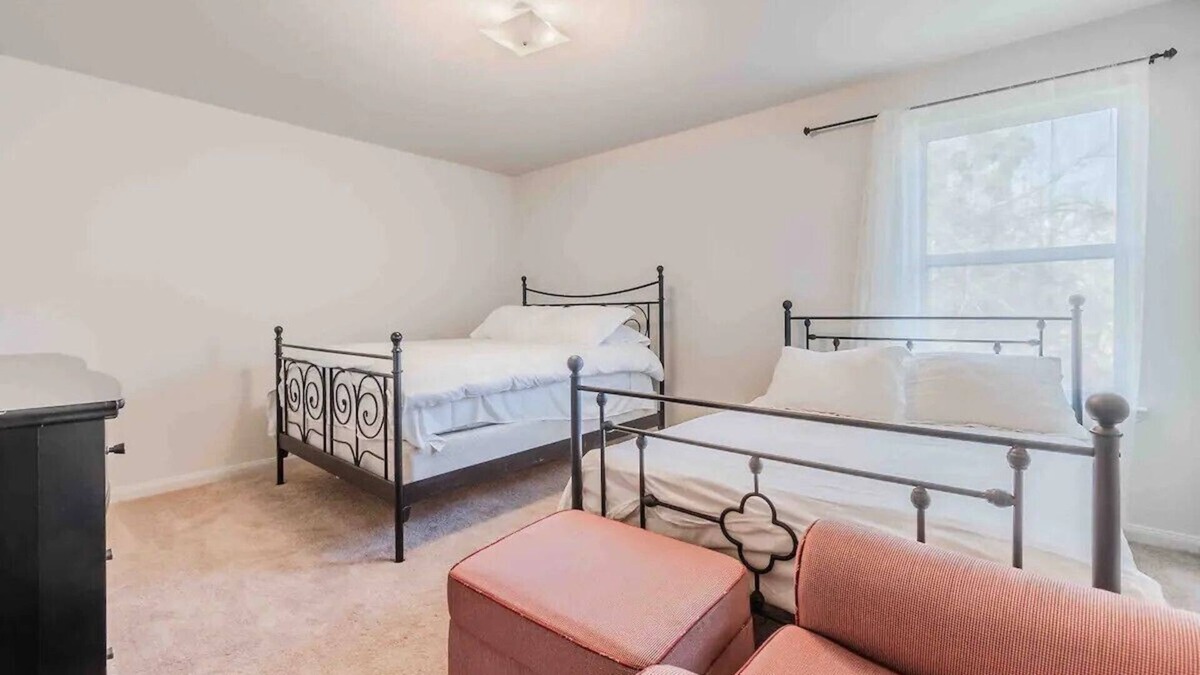 Dallas House | Cozy Queen Room with Full Kitchen, Washer&Dryer & Unlimited free Parking