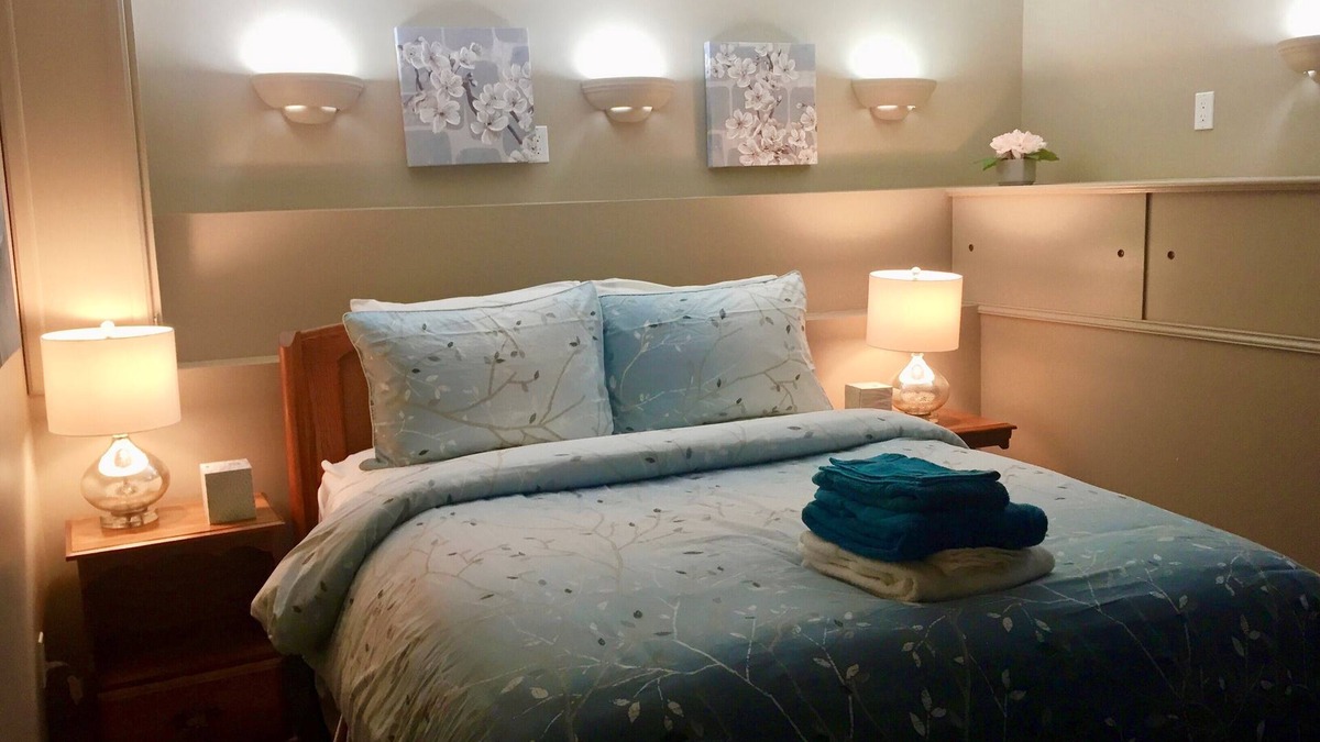 Oaklands Apartment | Cozy, Quiet 3 Bed Pearl Garden Suite Fully Furnished, All Inclusive with Parking