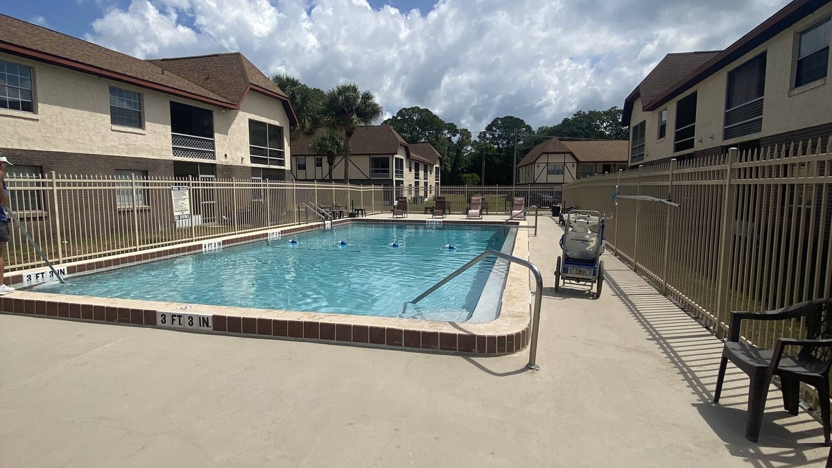 Colonial Heights Apartment | Cozy, quiet apartment with pool! In historic down town area.
