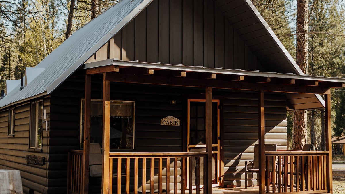 Coffee Creek Resort | Cozy Rainbow Cabin located on Coffee Creek in Trinity Alps
