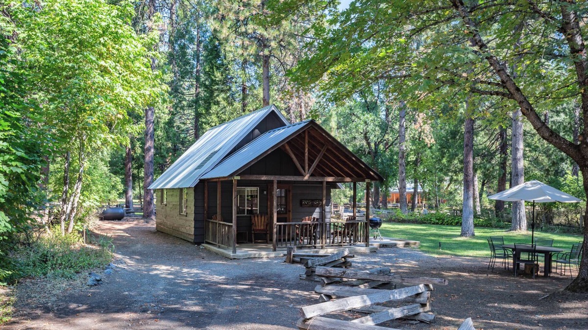 Coffee Creek Resort | Cozy Ramshorn Cabin located on Coffee Creek in Trinity Alps