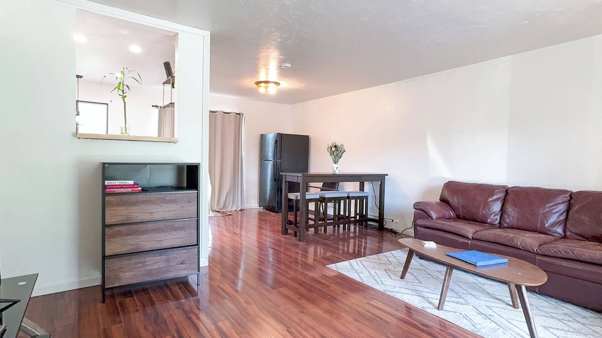 Mendenhall Valley Condo | Cozy Red Condo Retreat