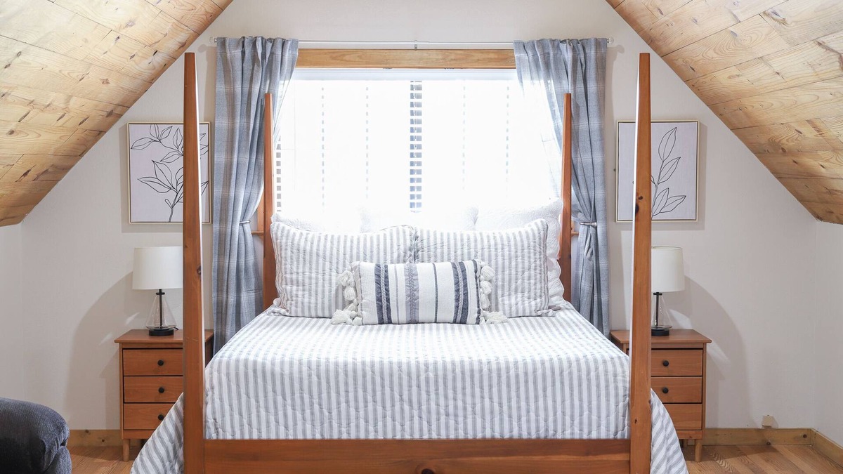 Burnet Cottage | Cozy, Remodeled Garage Apartment for up to 3