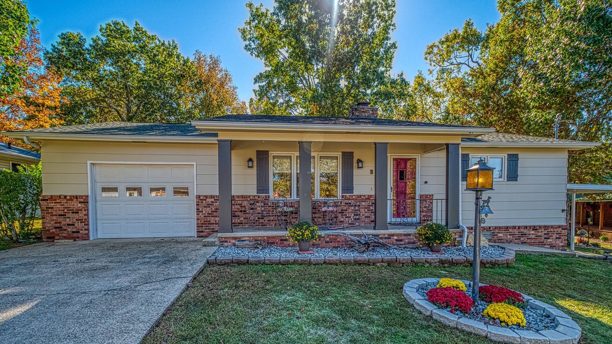 Diamond City House | Cozy Remodeled Home, minutes from the Lake