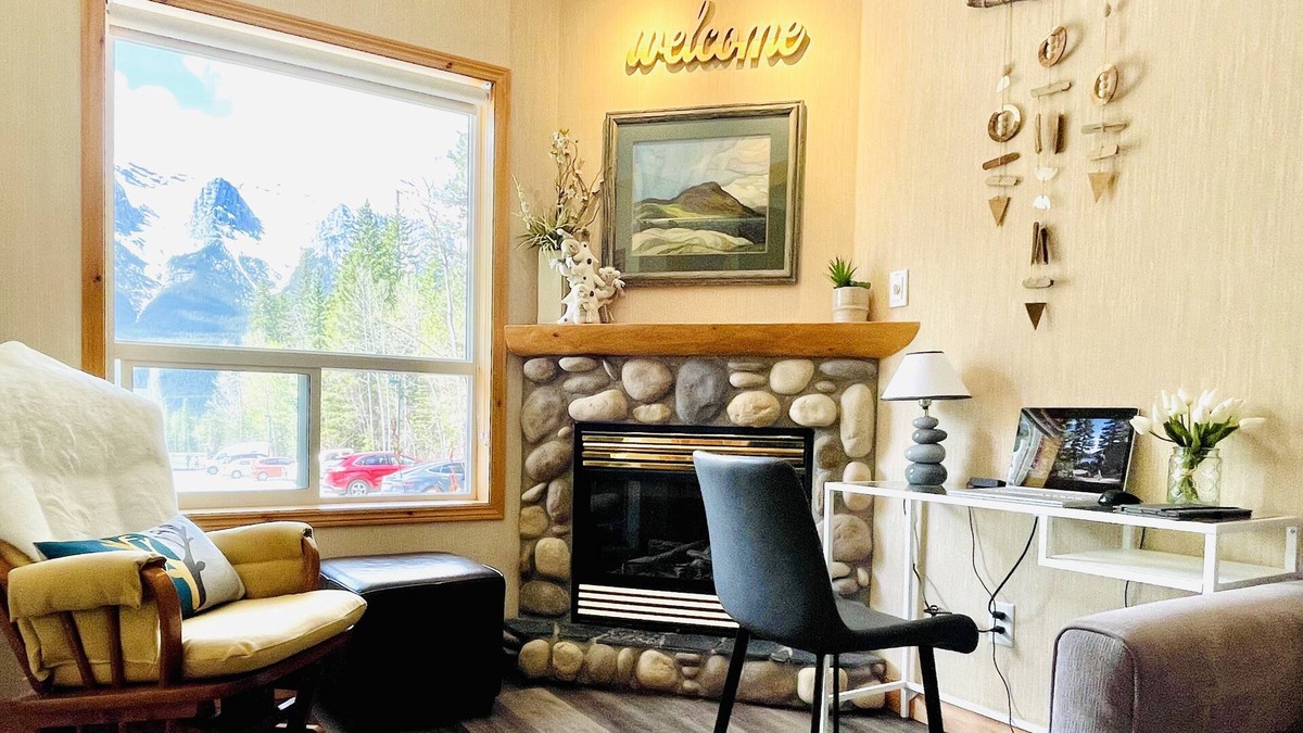 Harvie Heights House | Cozy renovated 2BR 2BA TownHouse with Mountain View