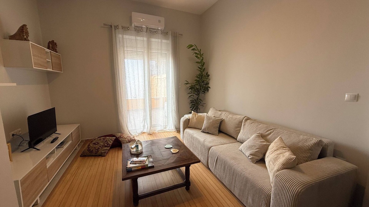 Attiki Apartment | Cozy, renovated flat in Athens in 1950s townhouse. With veranda and garden!