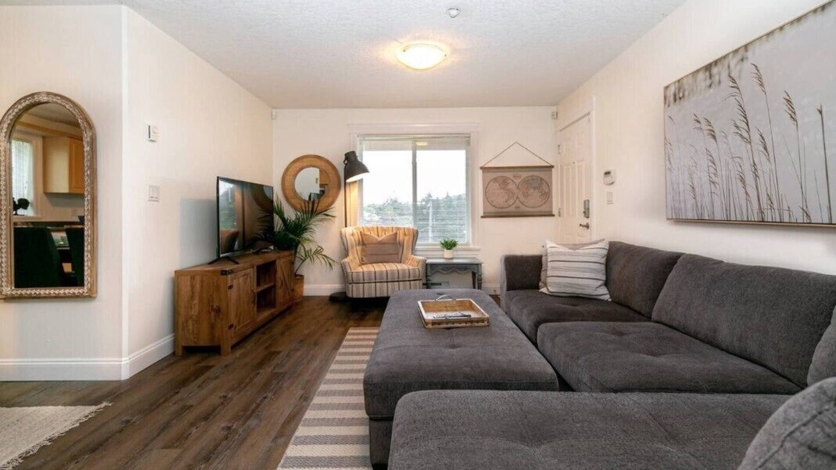 Langford House | Cozy Renovated Oasis W Private Terrace & Parking.