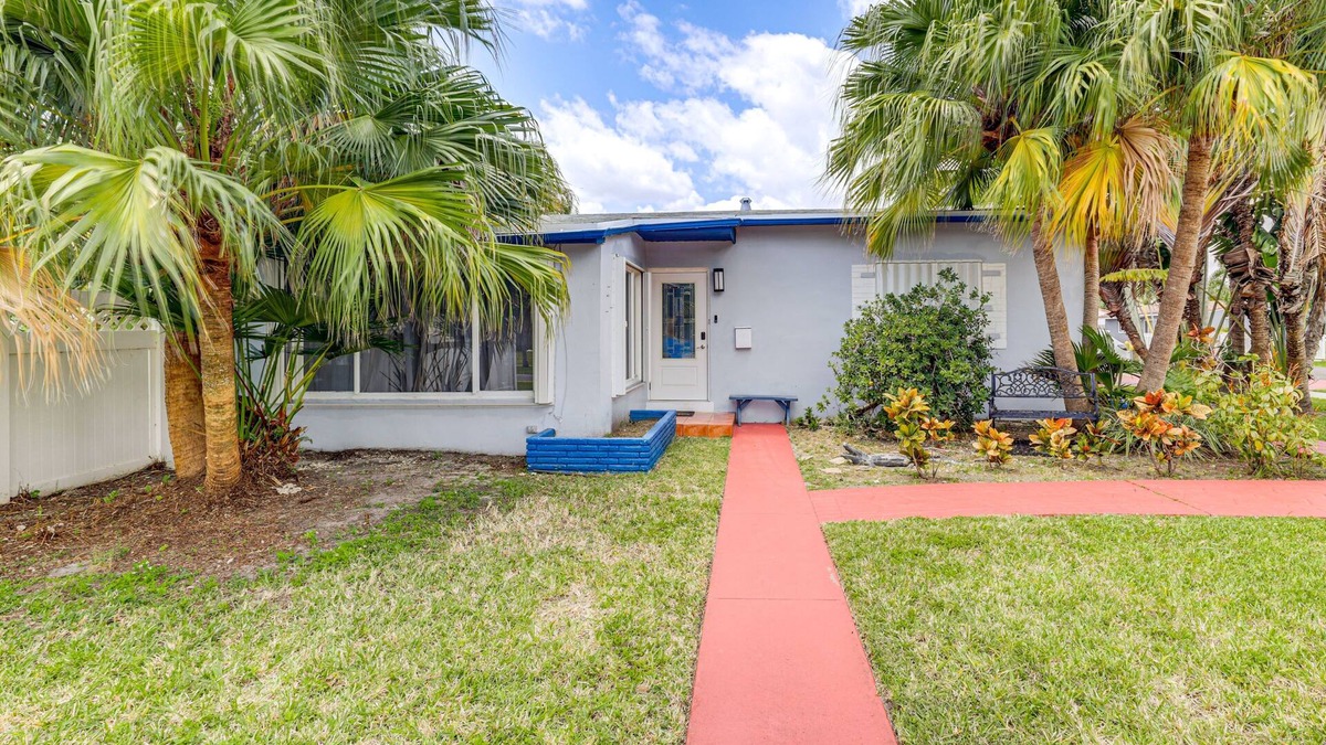 Hallandale Beach House | Cozy Renovated 2BR 1 Mile from Beach
