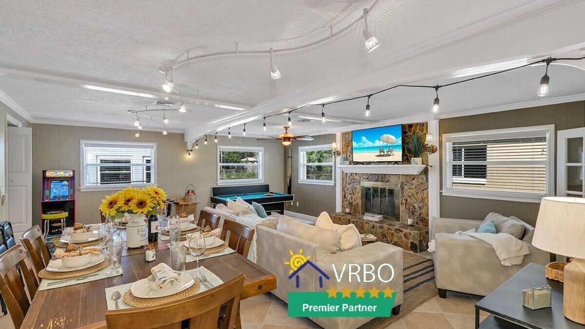 Melbourne House | Cozy Retreat 5⭐ Location | Hot Tub | Game Room | Splash Pool & Water Slide