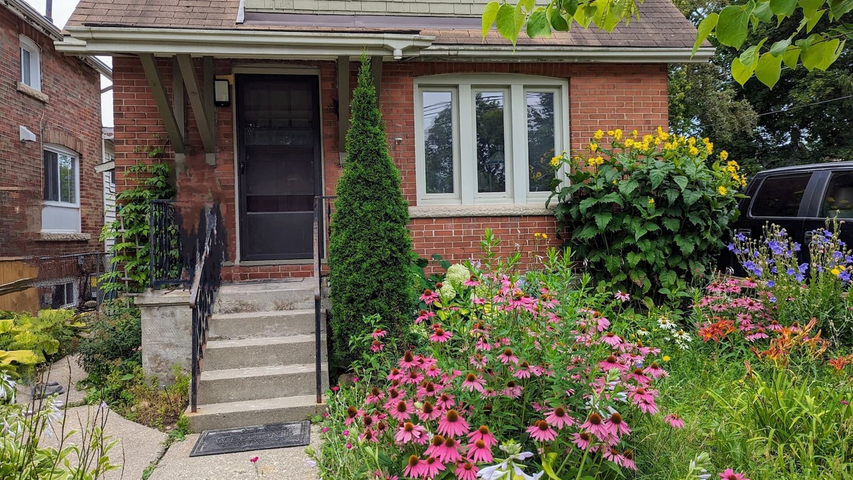 Guelph House | Cozy retreat home in Guelph. Pet-friendly!