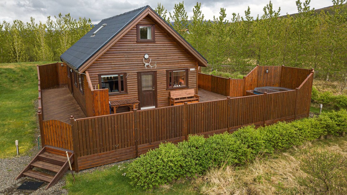 Akranes Cottage | Cozy Retreat Home with Jacuzzi