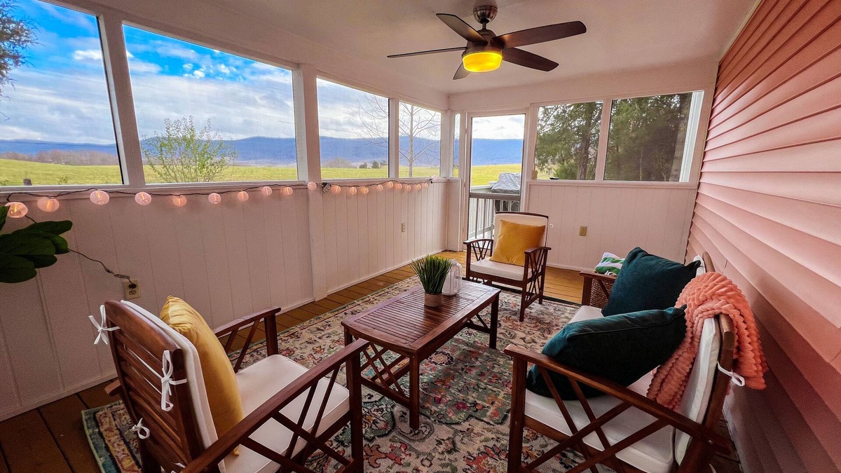 Fort Valley Cottage | Cozy Retreat - Hot tub + Mountain Views + Pets