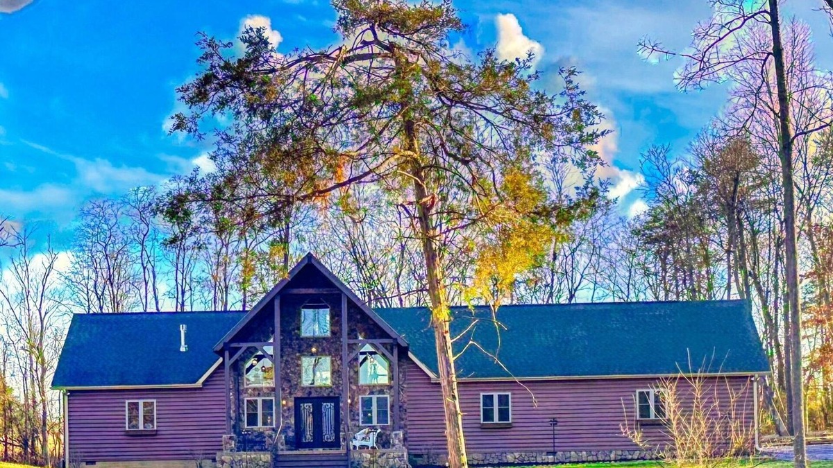Shenandoah House | Cozy Retreat - Hot tub - Fire Pit - Game Room - 4 King Bedrooms