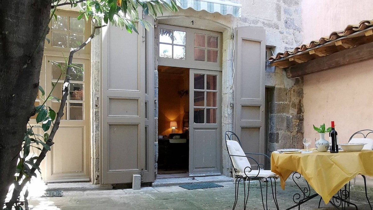 Le Puy-en-Velay Apartment | Cozy Retreat in Puy-en-Velay with Private Courtyard and WIFI