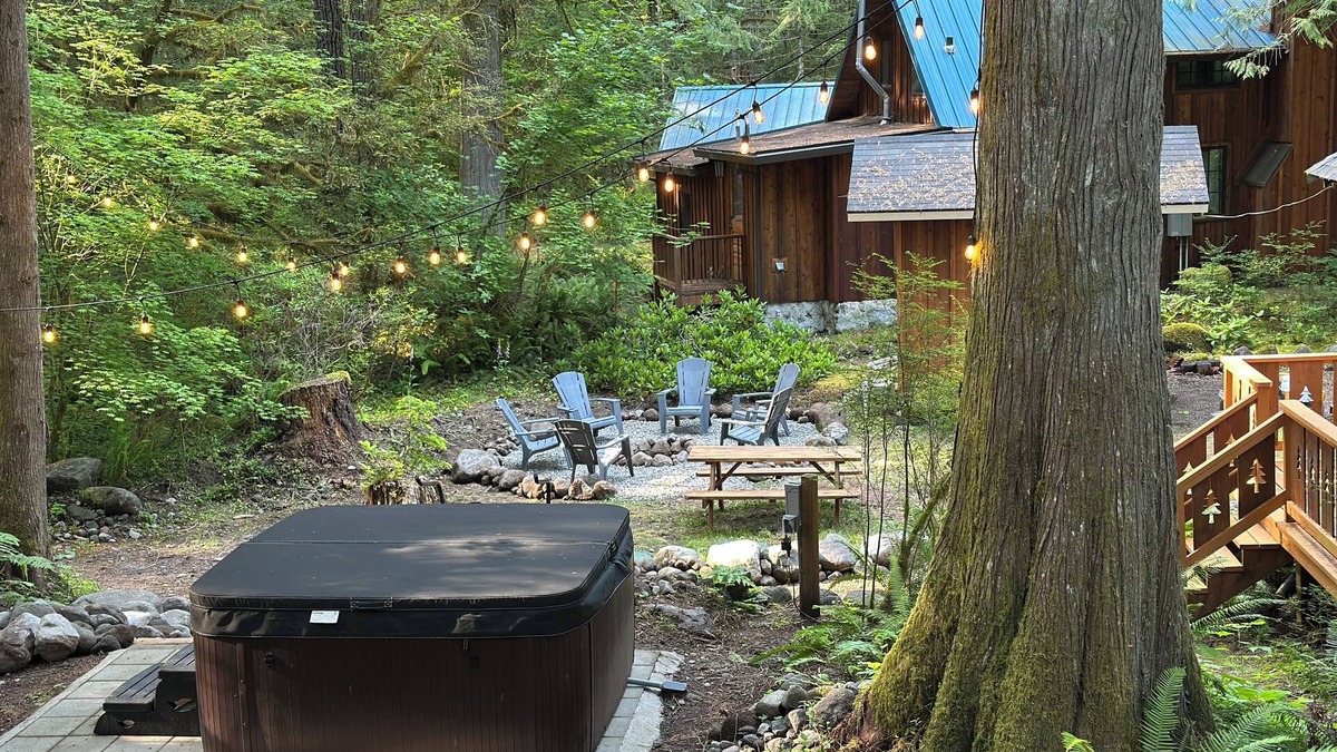 Rhododendron Cabin | Cozy retreat, newly renovated with loft, hot tub, creek access, pet friendly