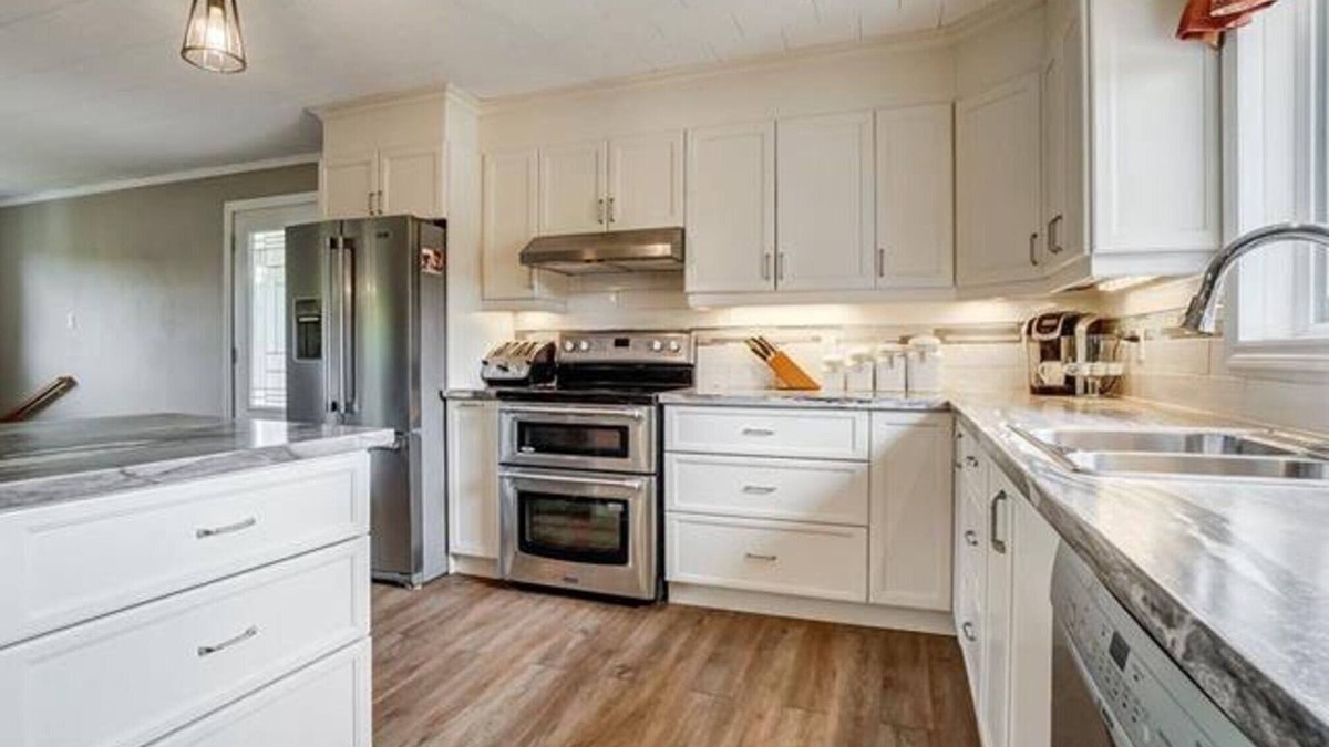 Namur Cottage | Cozy Retreat on route to Mont-Tremblant! Fronting Riviere Rouge! (Pet-Friendly)