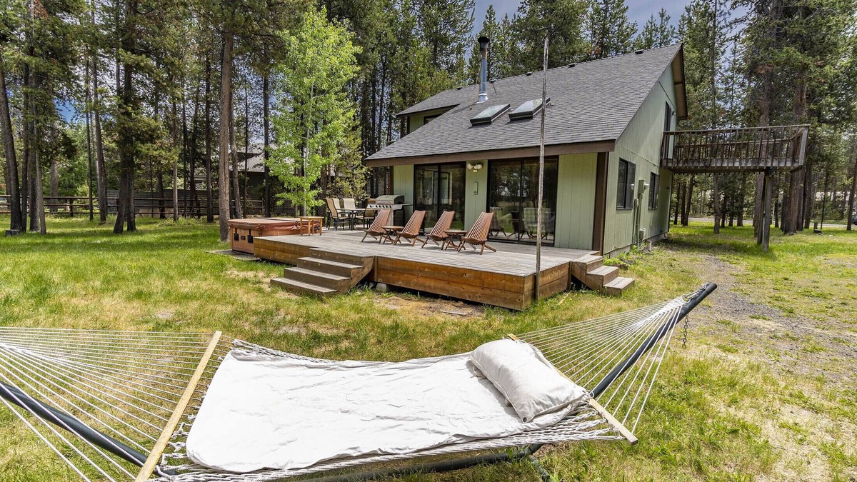 Oregon Water Wonderland House | Cozy retreat with large yard on the Big Deschutes River