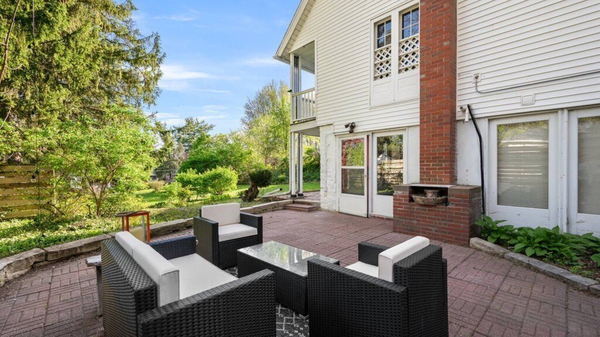 Davenport House | Cozy Retreat with Nature Views, Walk to Downtown