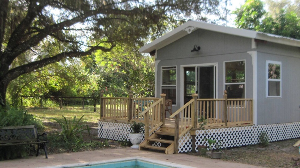 Buckingham Cottage | Cozy river retreat on the Orange river Buckingham FL. w/pool and Kayaks!