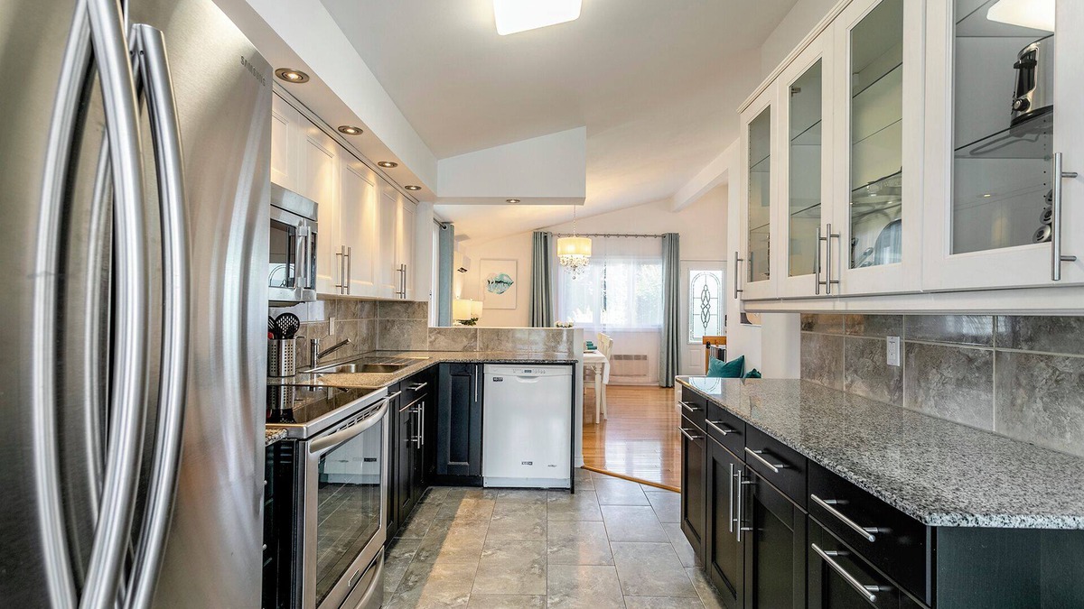 Chateauguay House | Cozy riverfront home with pool, close to everything 25min to Montreal DT