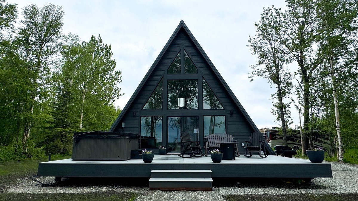 Butte Ski Chalet | Cozy riverfront retreat with HOT TUB! Just 5 minutes from downtown Palmer.
