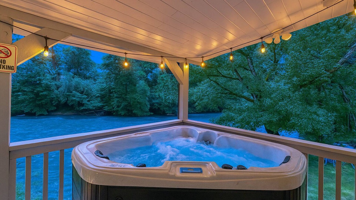 Walland Cabin | Cozy riverside cabin, hottub, fire-pit, fishing, tubing, relaxing