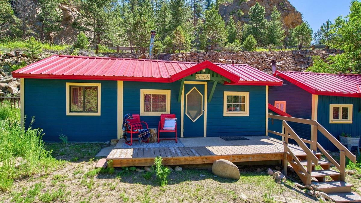 Lyons Cabin | Cozy Riverside Cabin — Romantic Couples Retreat