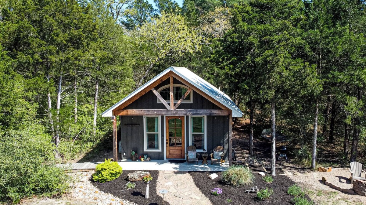 Smithville Cottage | Cozy, romantic 1 bedroom cottage near Smithville