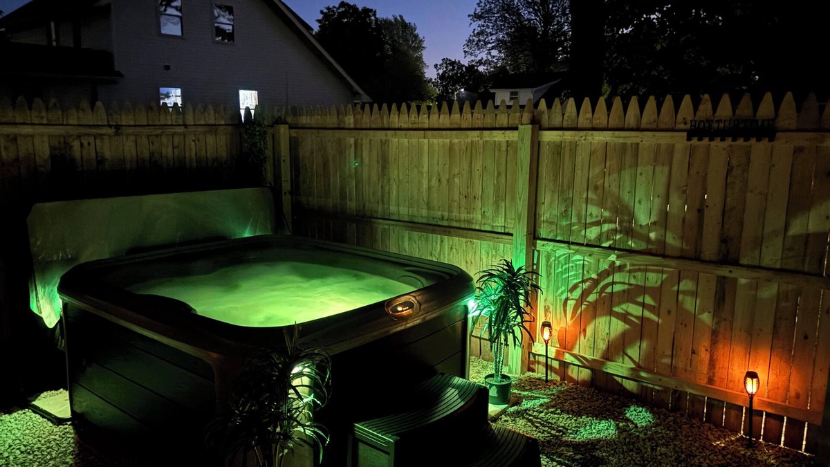 Woodland Beach House | Cozy Romantic Beachy Bungalow with Relaxing Hot Tub-3 min walk to Lake Erie
