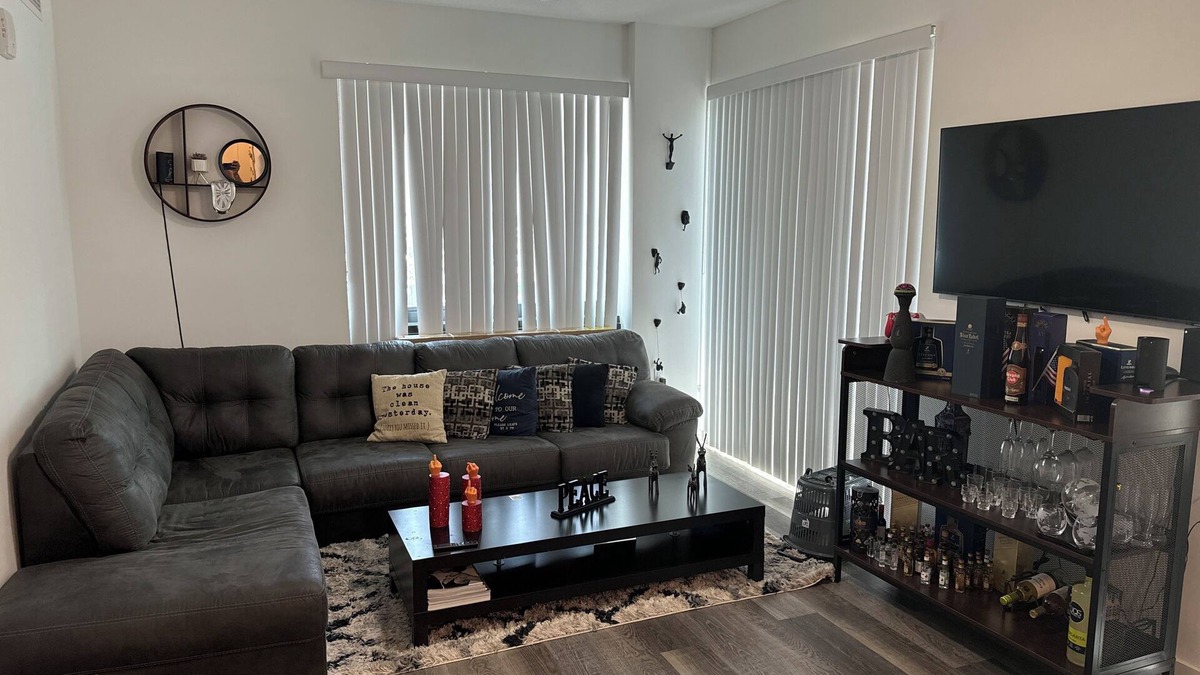 Parkside Apartment | Cozy room in Hollywood close to everything and 7 minutes away from the beach.