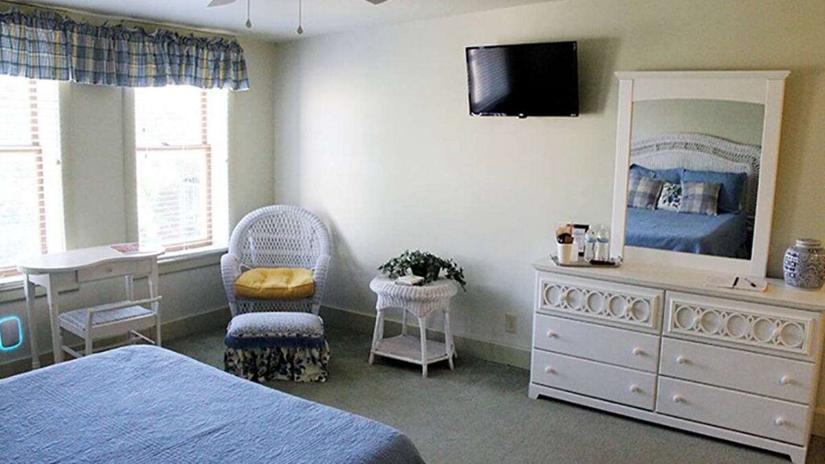 Louisiana Bed & Breakfast | Cozy room located in historic downtown with a 5 minute walk to the riverfront!