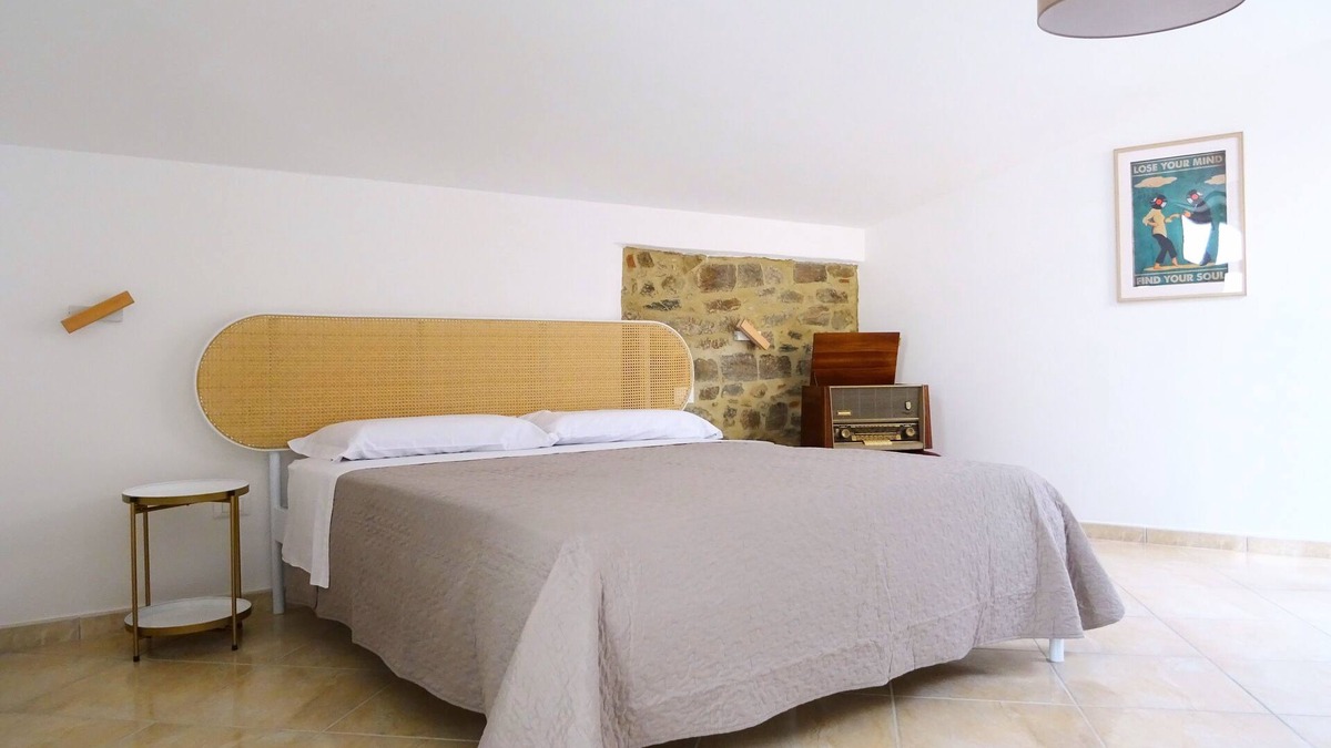 Lustra House | Cozy room on two floors with kitchen and bedroom upstairs.