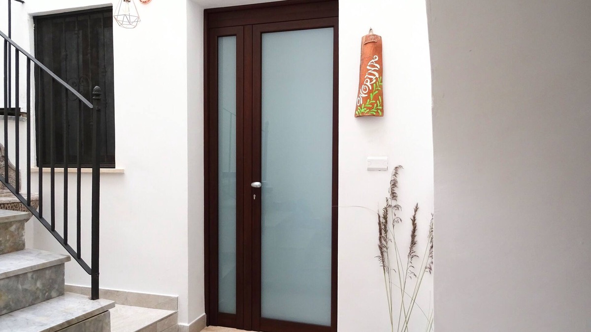 Lustra House | Cozy rooms with attention to detail and furnished in modern contemporary style