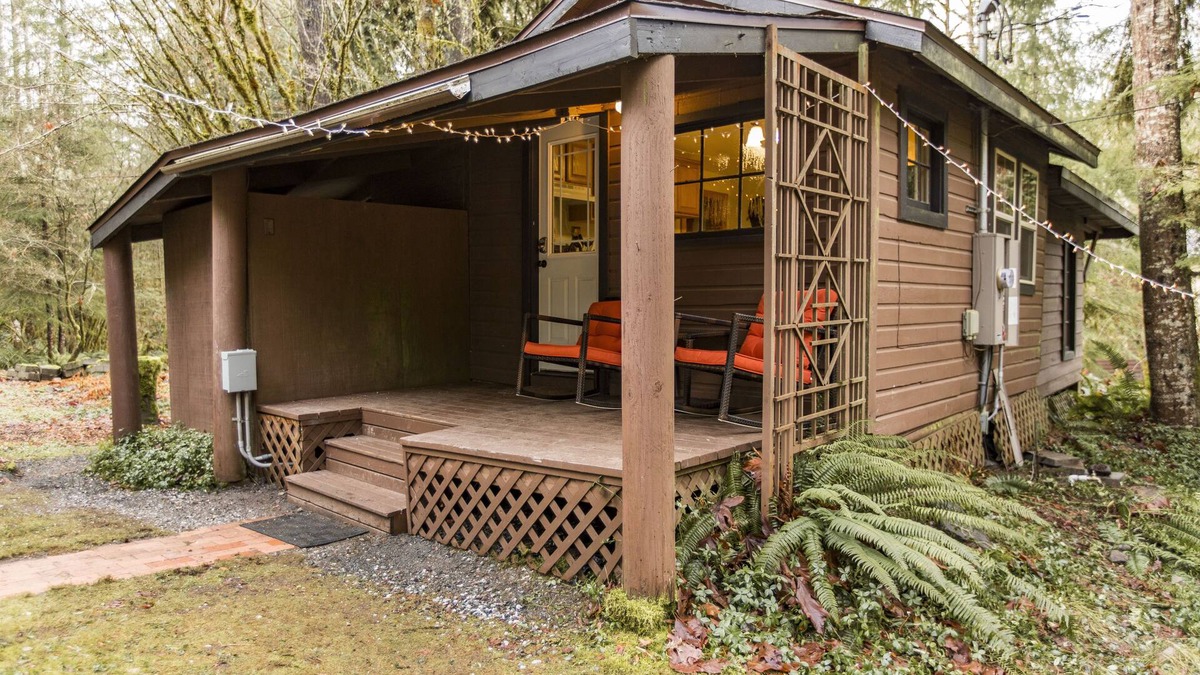 Glacier House | Cozy Rustic 20 minutes to Mt Baker walk to town, hot tub, High Speed Internet