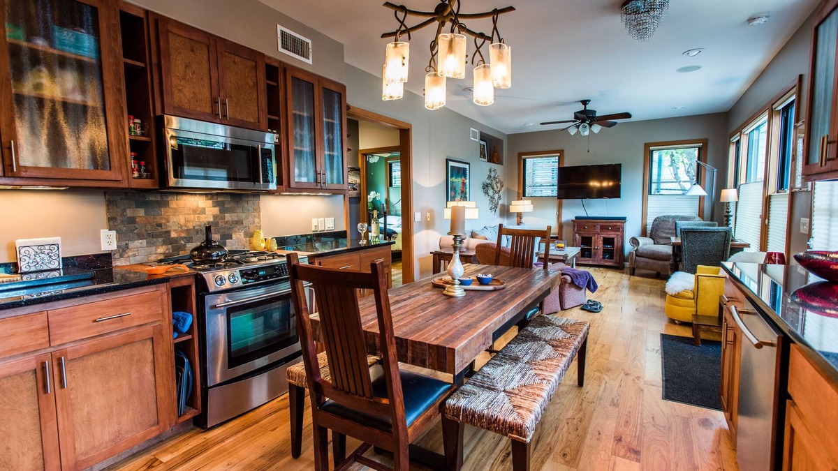 South Congress Cottage | Cozy Rustic SoCo Cottage "Excellent Amenities & Location 5 Star" AskAbout3+Month