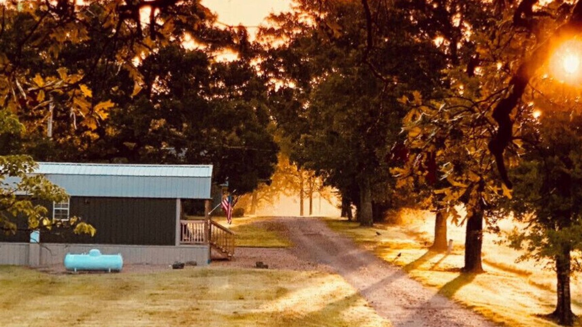 Ringold Cabin | COZY & RUSTIC Tiny Cabin, WiFi, Outside fire pit, quiet and peaceful area