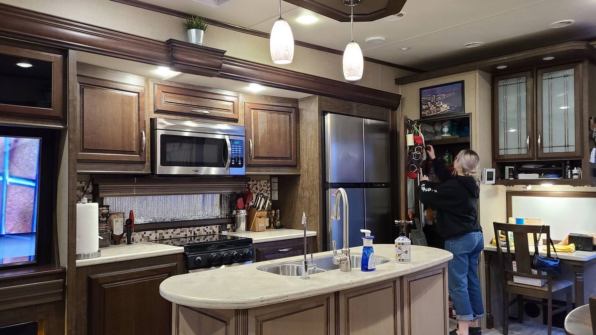 Deer Valley House | Cozy RV with WiFi and HVAC in Glendale/North Phoenix Luxury Fifth wheel camper