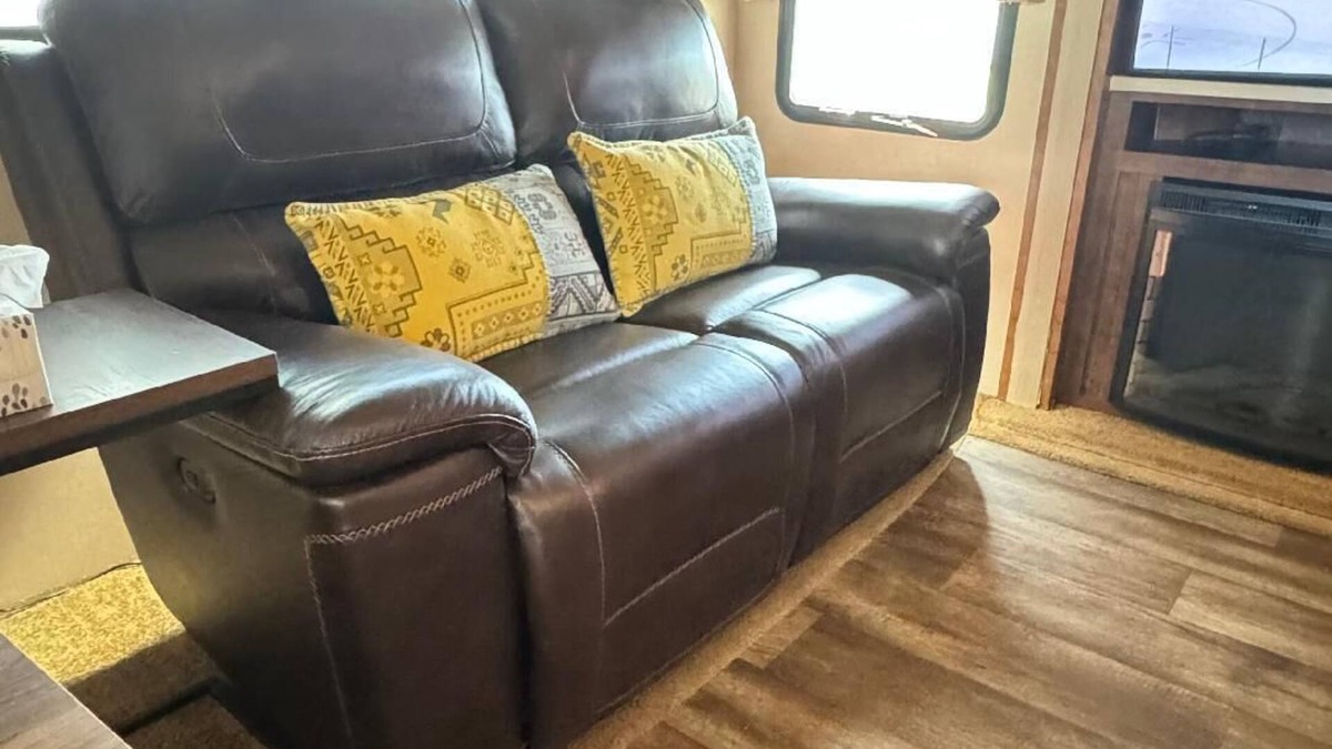 Palmetto House | Cozy RV with WiFi, Wood Deck w/awning in marvelous Palmetto