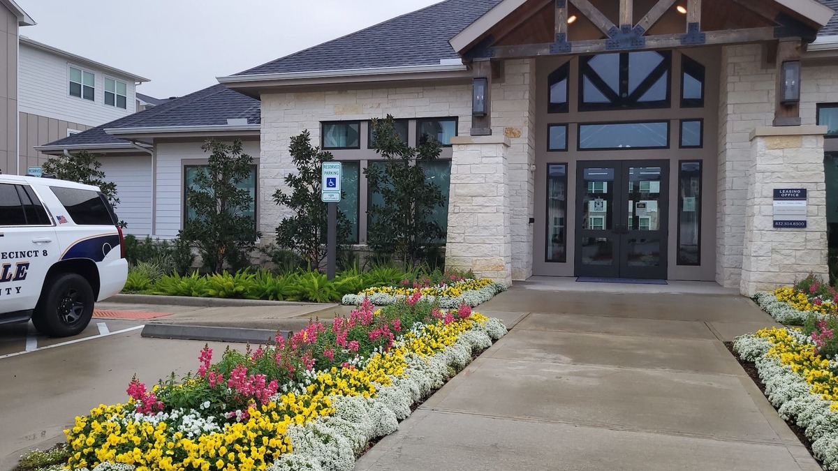 Friendswood Apartment | Cozy's long-term stay in King bed is in Friendswood, Texas, near Houston.