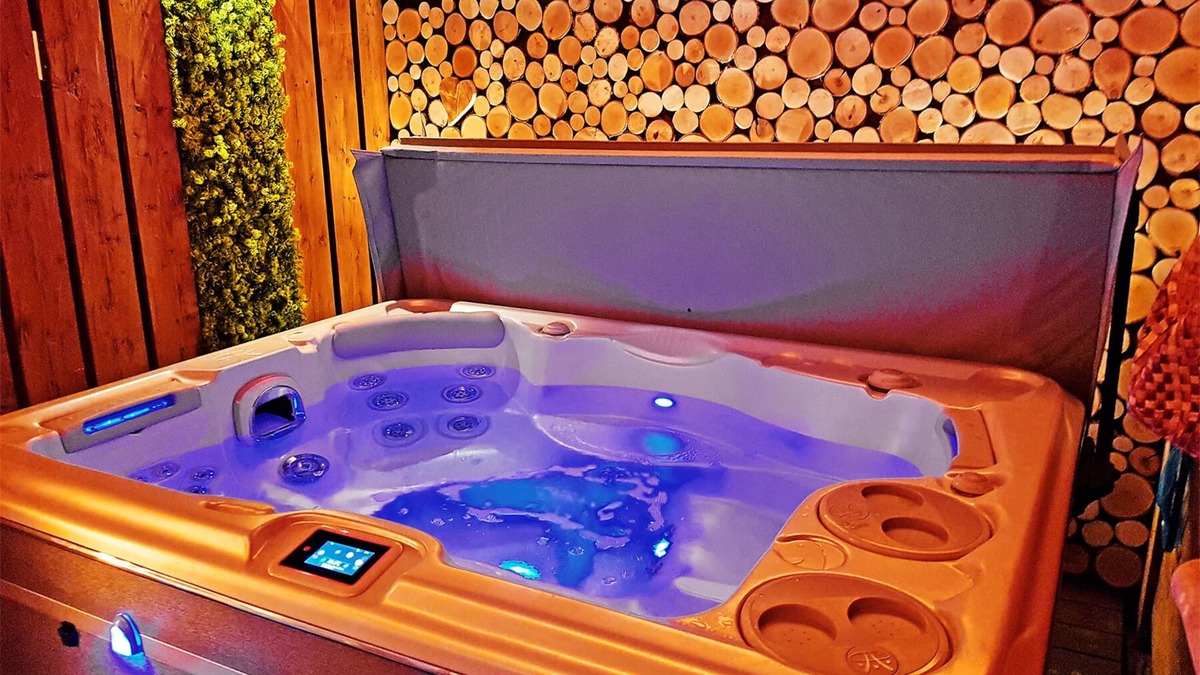 Grainet House | Cozy Sacherl, private whirlpool, sauna and fireplace. Fenced garden.