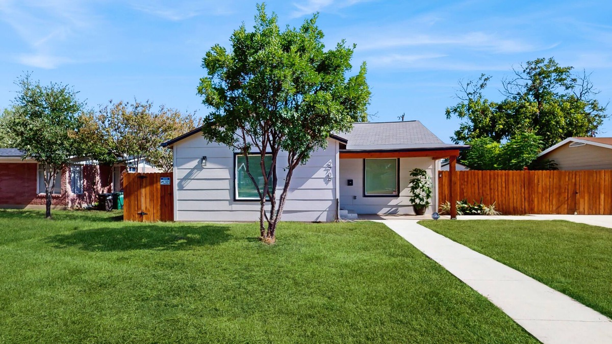 Jefferson House | Cozy San Antonio home with kitchen, living room, WIFI and great location