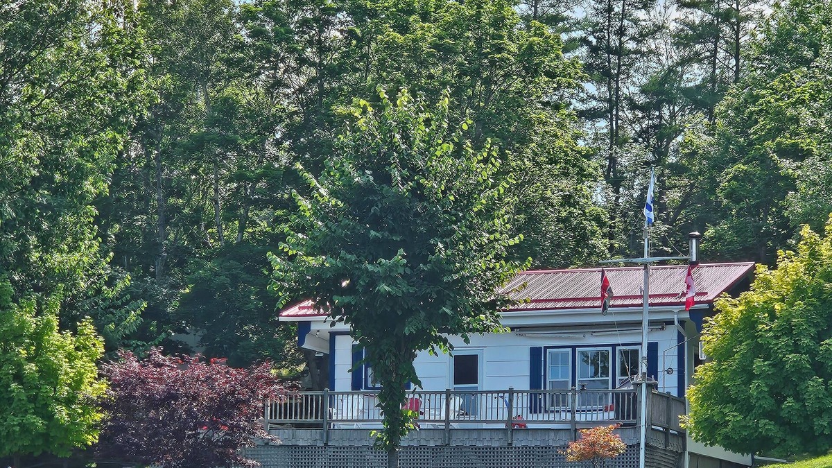 Heckmans Island Cabin | Cozy Sea Front Cottage